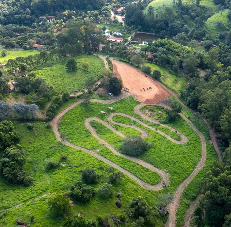 Vista aérea de pista de motocross em meio à vegetação.