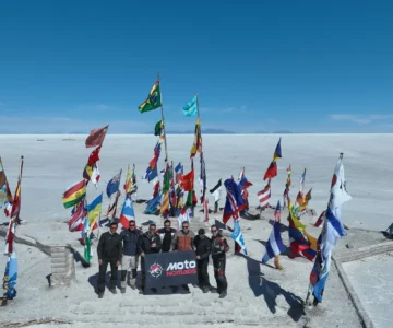eb1d7003c8e6df756d2d2496e82e364b482d70a1 Grupo de motociclistas reunidos com bandeiras durante tour pelo deserto