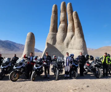 eb1d7003c8e6df756d2d2496e82e364b482d70a1 Motociclistas posam em frente à escultura Mão do Deserto.
