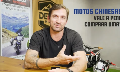 eb1d7003c8e6df756d2d2496e82e364b482d70a1 Homem discutindo custo-benefício de motos chinesas no Brasil.