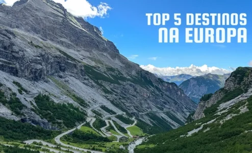 Montanhas majestosas com estrada sinuosa e céu azul brilhante